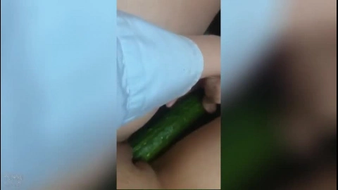 Огурцом трахнула себя